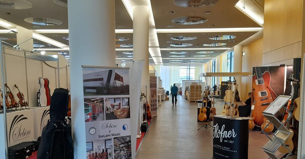Številni razstavljavci z veseljem priporočijo dobro glasbilo Številni razstavljavci z veseljem priporočijo dobro glasbilo